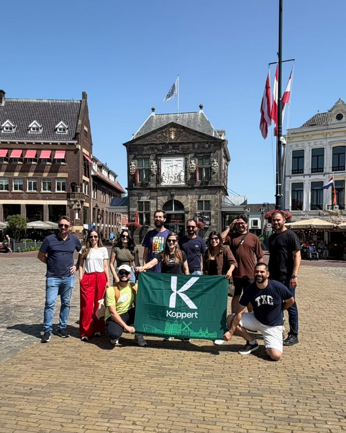 Grupo corporativo atendido pela Tourlipa na praça central de Gouda