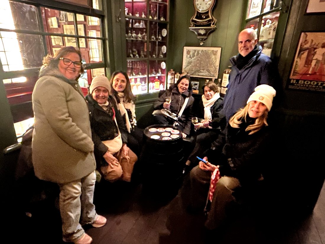 Grupo em degustação num bar tradicional de Amsterdam