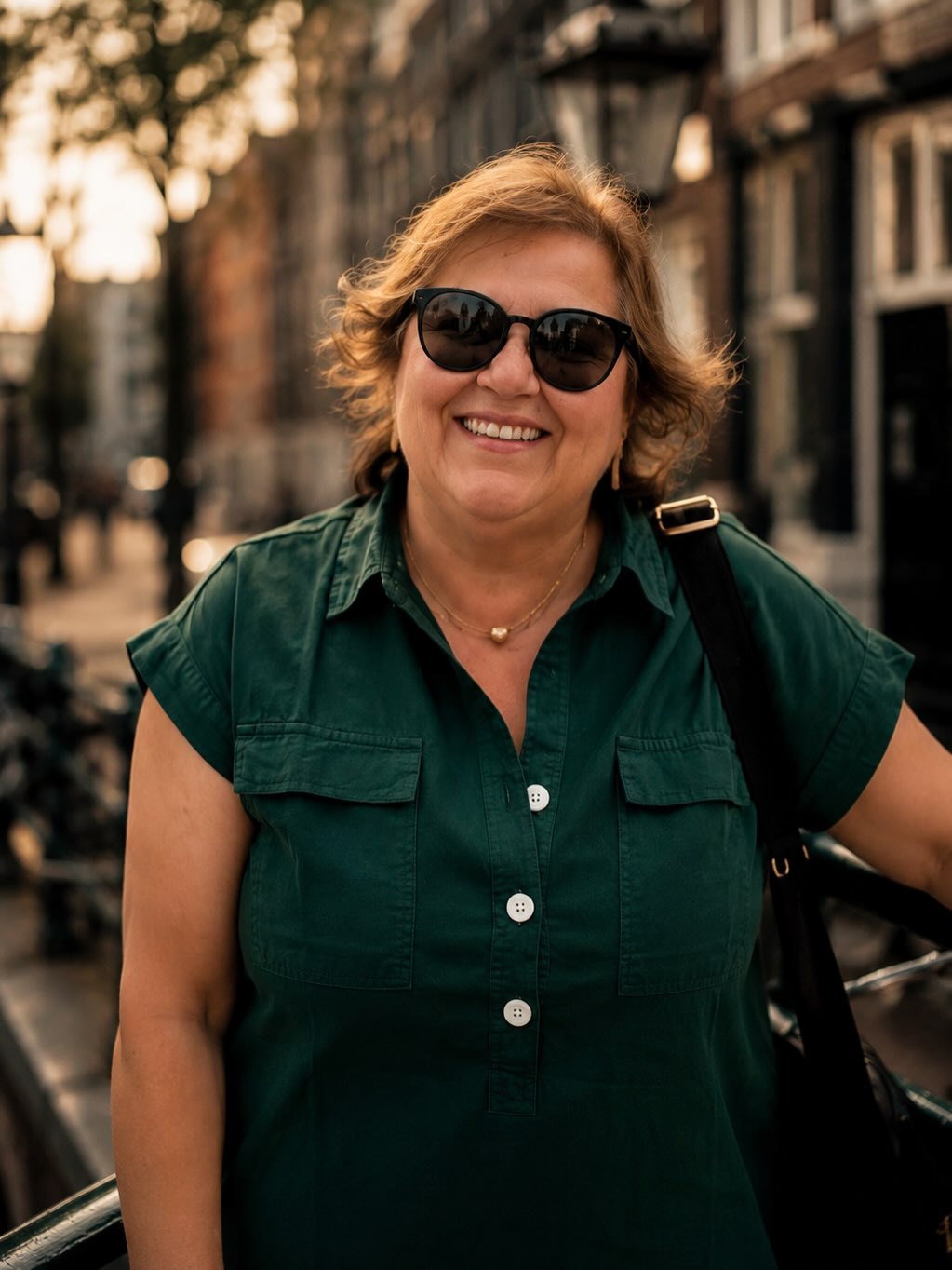 Retrato de Tatiana Gervasio sorrindo em uma rua de Amsterdam