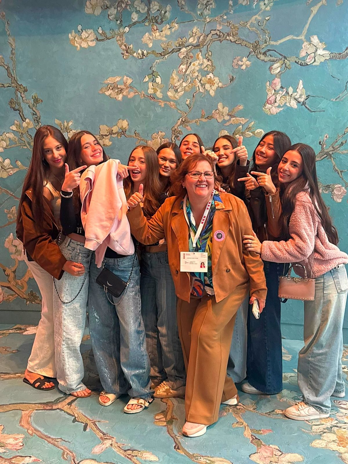 Tatiana Gervasio com grupo escolar brasileiro no Van Gogh Museum